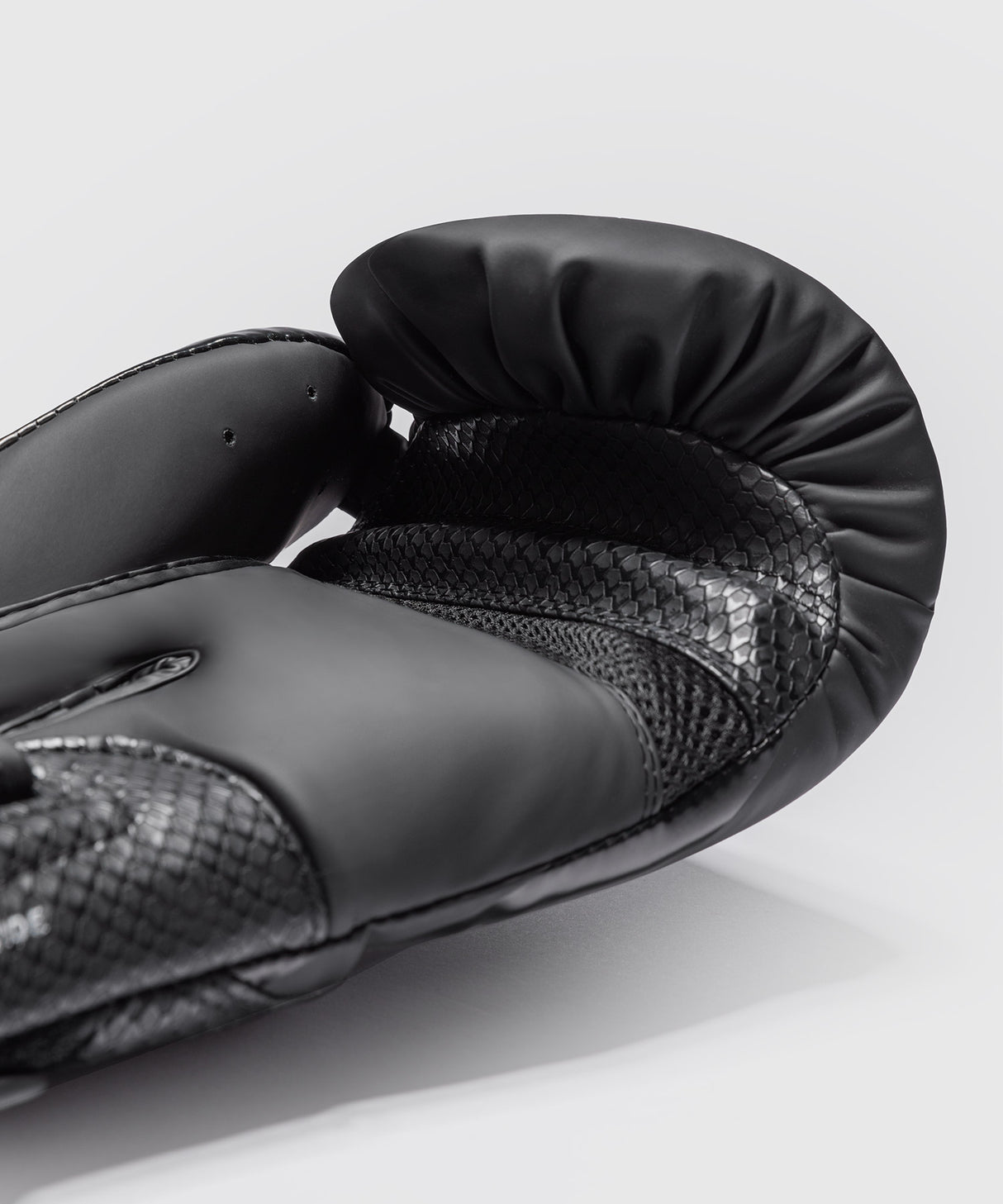 Venum Challenger 4.0 Scales Boxing Gloves