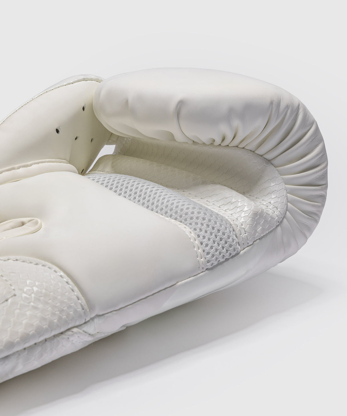 Venum Challenger 4.0 Scales Boxing Gloves