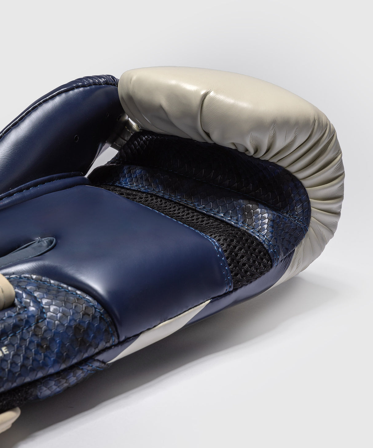 Venum Challenger 4.0 Scales Boxing Gloves