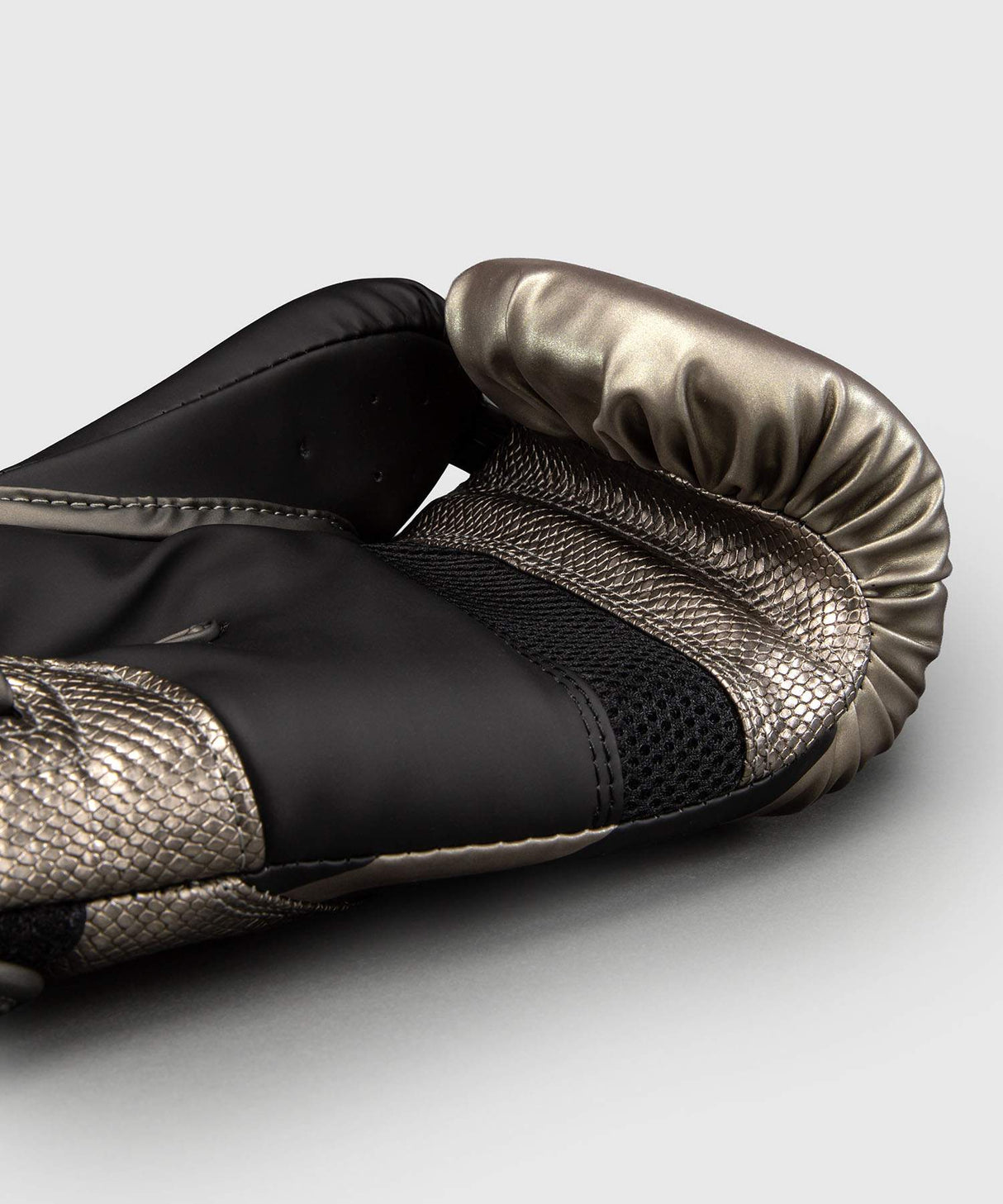 Venum Challenger 4.0 Scales Boxing Gloves